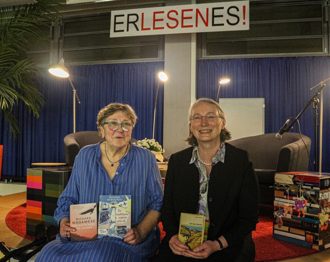  4. Ursula Gmähle und Dekanin Friederike Wagner präsentieren einige ihrer mitgebrachten Bücher - das Bild wird mit Klick vergrößert 