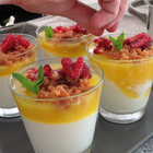 fertige Desserts: Mangomus auf Vanillecreme mit Minzblatt - das Bild wird mit Klick vergrößert