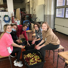 Schülergruppe beim Äpfel waschen
