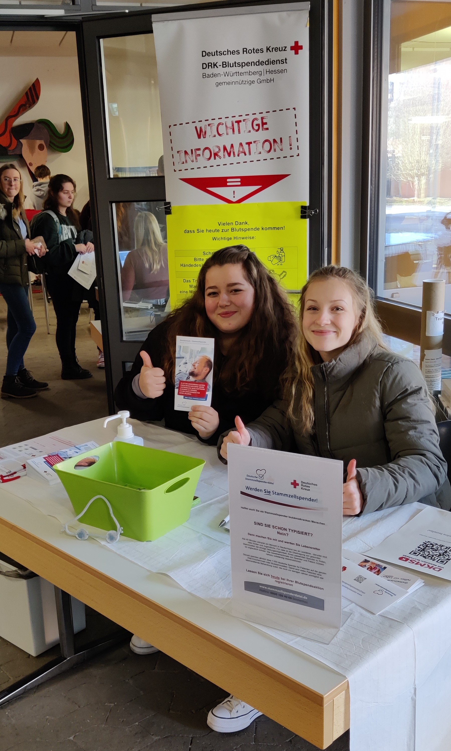  Zwei Schülerinnen organisieren die Anmeldung der Blutspendenden - das Bild wird mit Klick vergrößert 