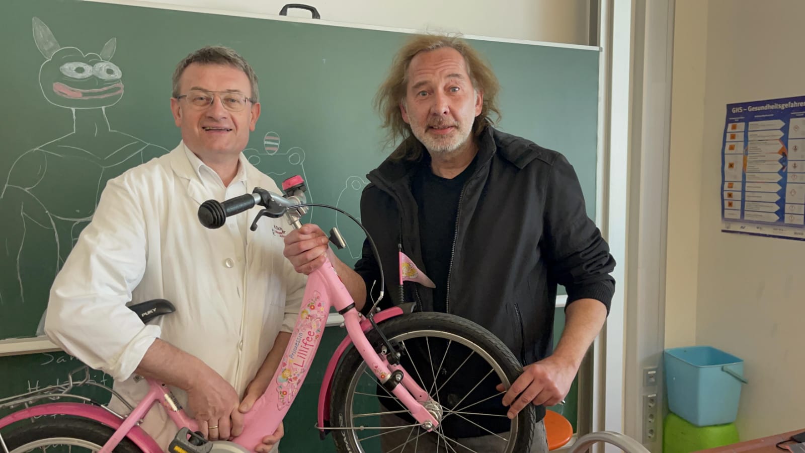  Herr Schneider und Herr Borges mit dem geschenkten Fahrrad für ukrainische Kinder - das Bild wird mit Klick vergrößert 