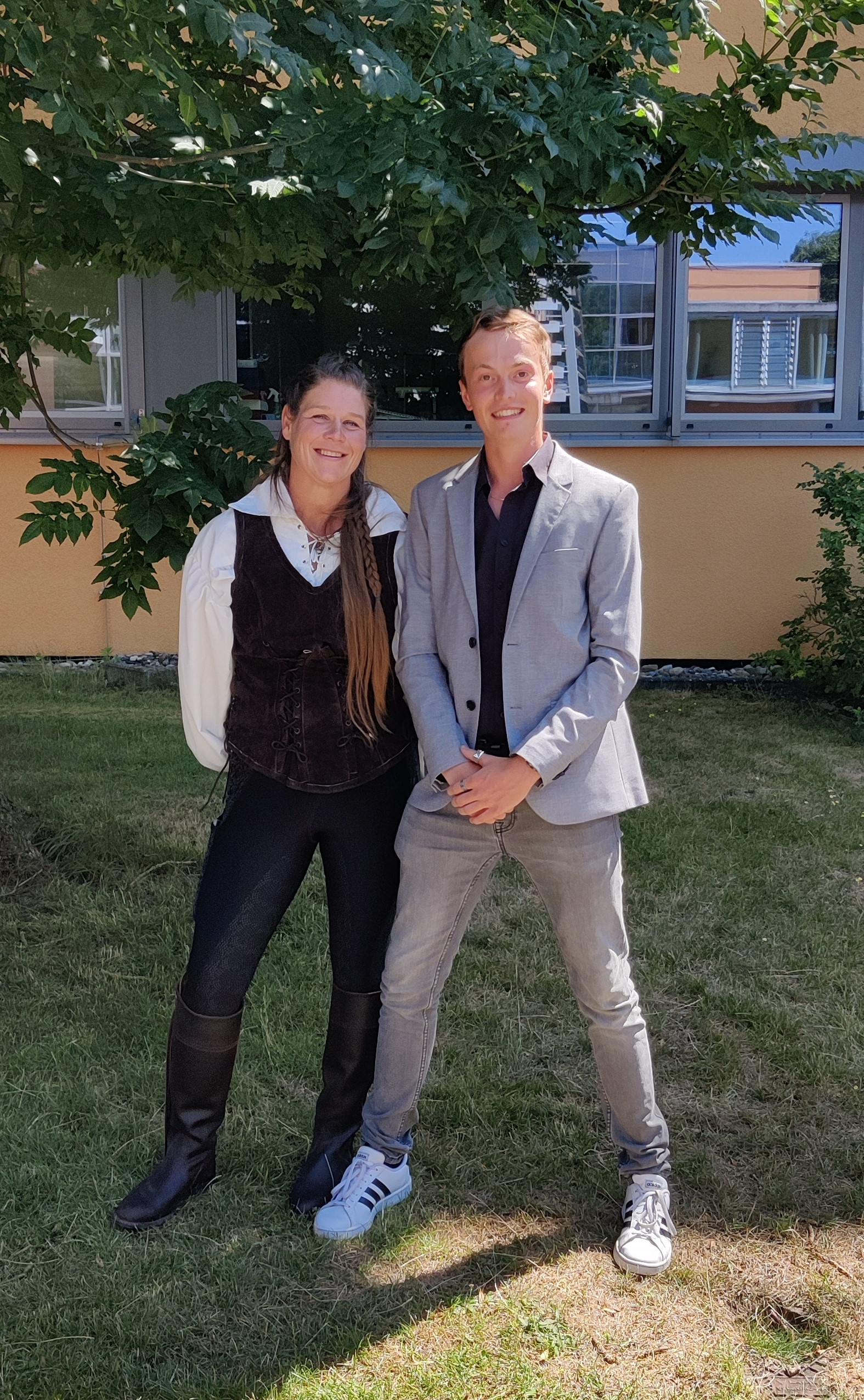  Klassenlehrerin Frau Siedle mit dem Preisträger Janosch Breitenmoser - das Bild wird mit Klick vergrößert 