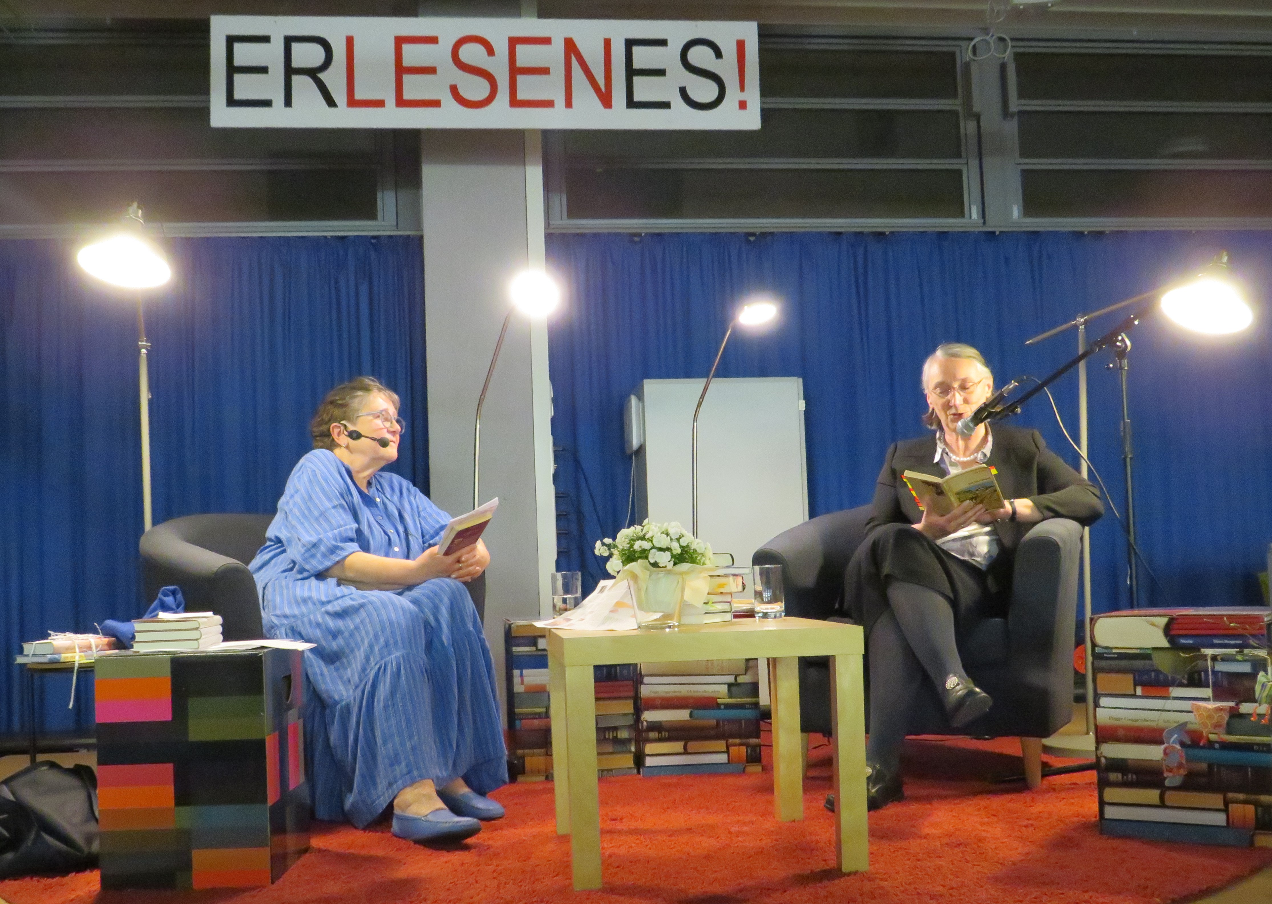  Ursula Gmähle hört zu, während Dekanin Friederike Wagner zu ihrer Rechten aus ihrem mitgebrachten Buch vorliest - das Bild wird mit Klick vergrößert 