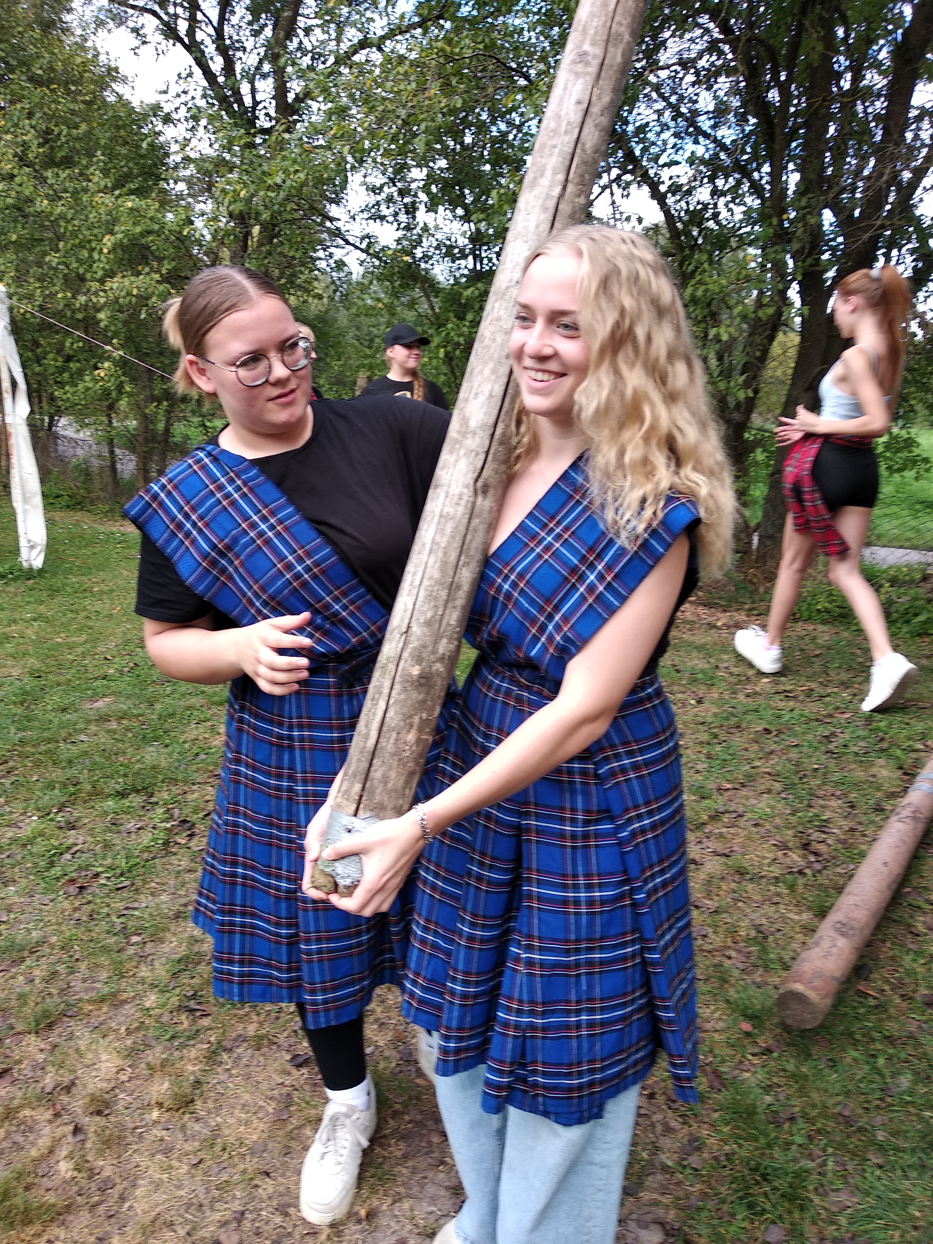  Schülerinnen der Eingangsklassen üben sich Highlandspiele - Baumstammwerfen 