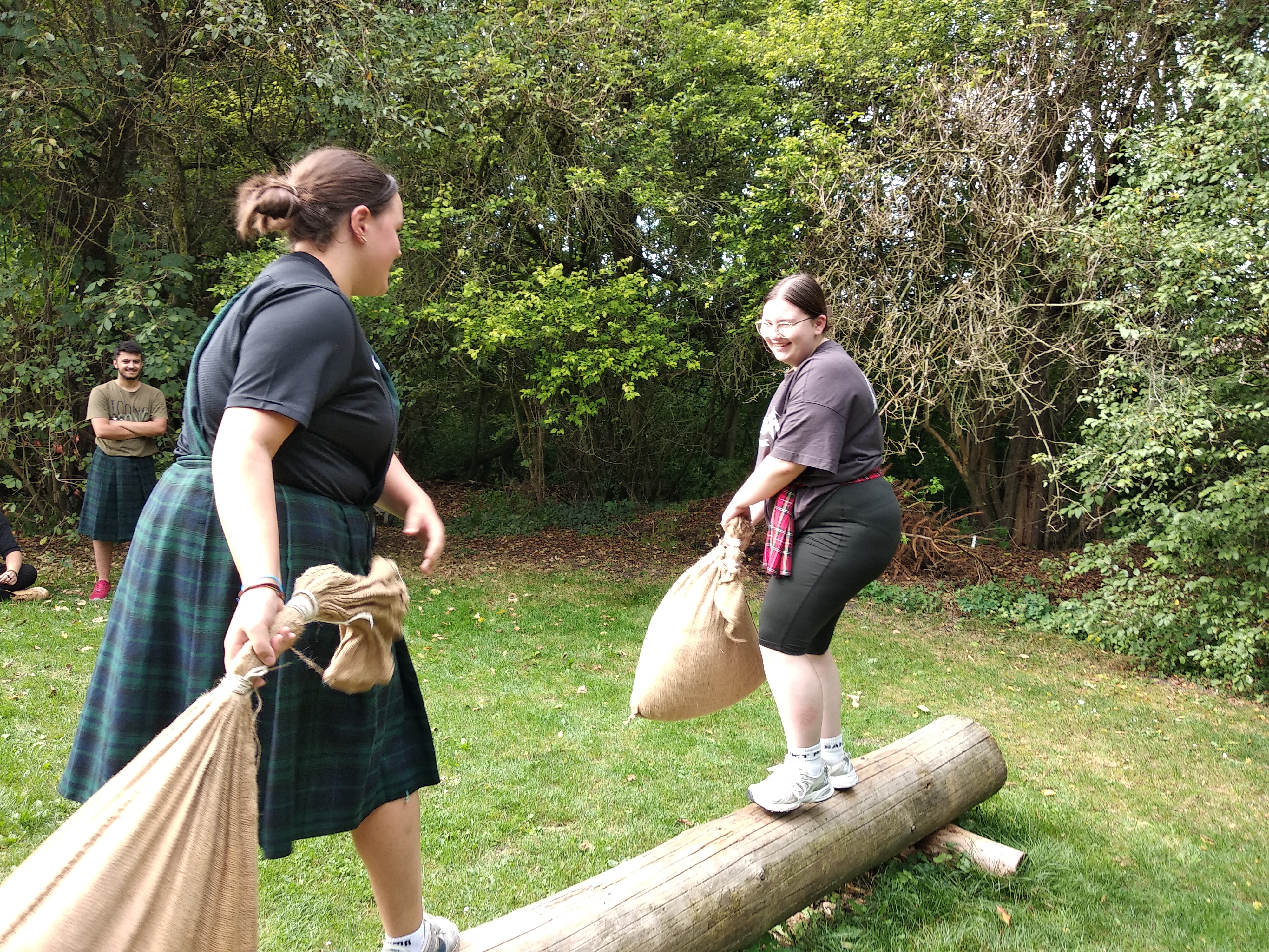  Schülerinnen der Eingangsklasse üben sich in Highlandspielen 
