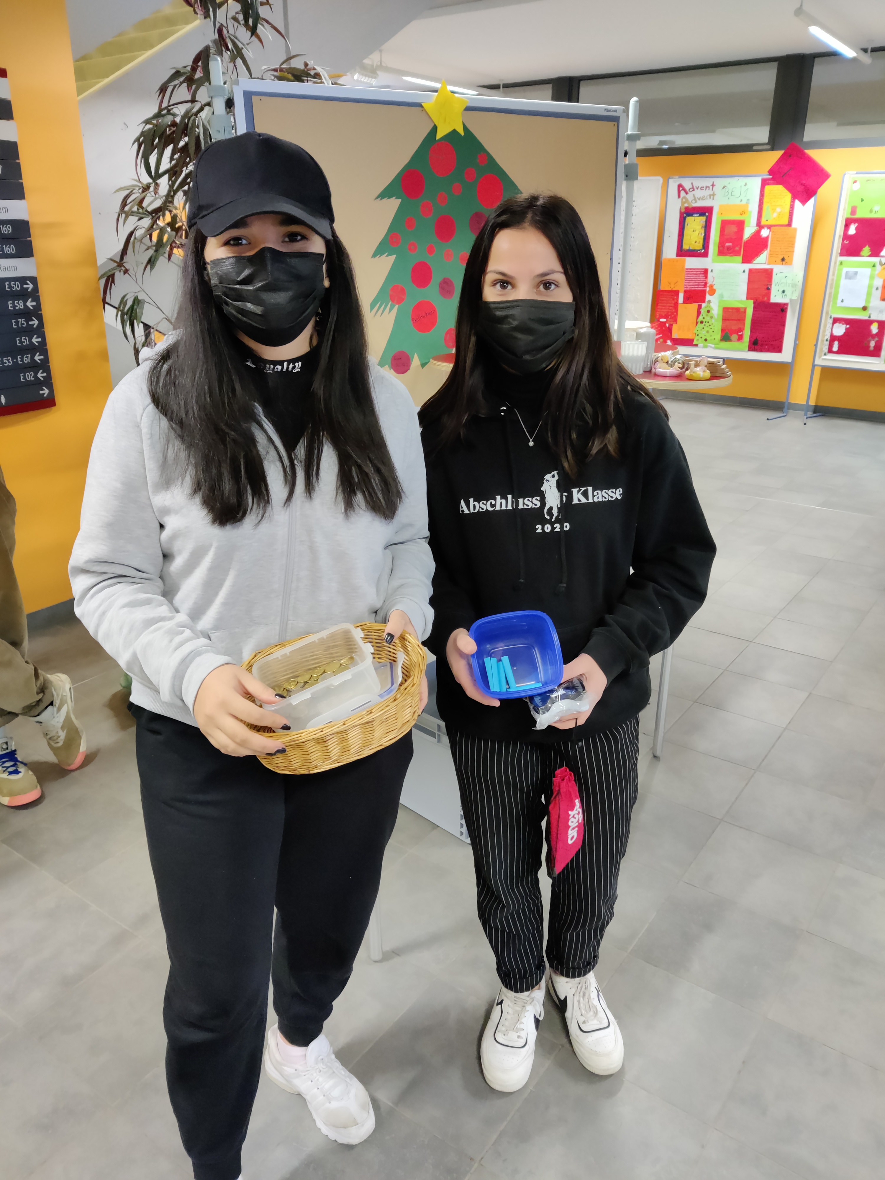  Team Losverkauf: Zwei Schülerinnen mit Kasse und Losen 