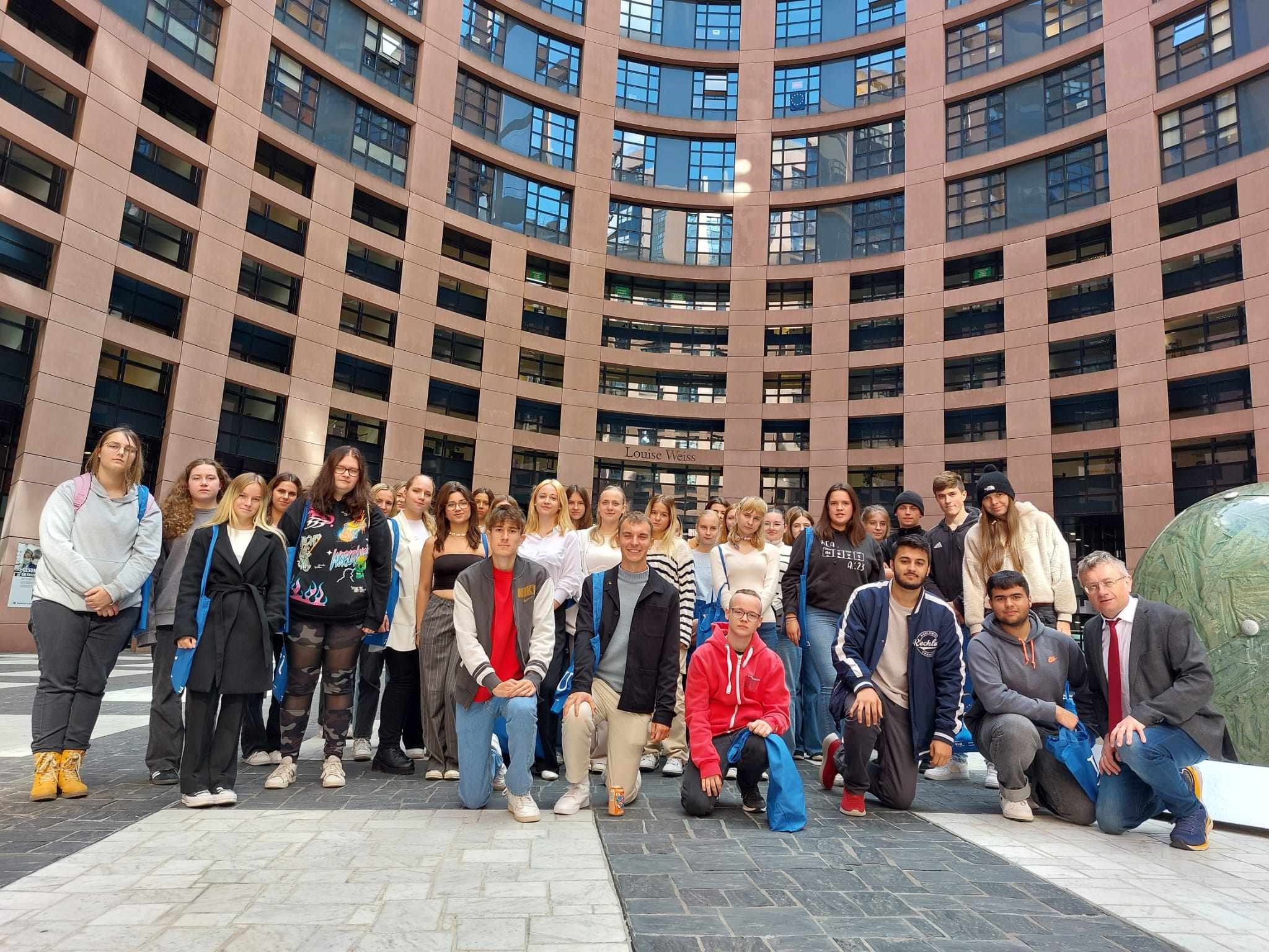  Gruppenfoto vor dem Europaparlament 