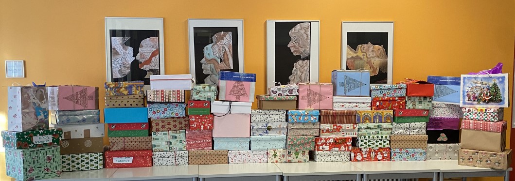  69 hübsch verpackten Schuhkartons kurz vor der Übergabe an den Freundeskreis Asyl und die beschenkten Kinder 