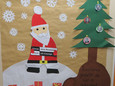 08.12.:Weihnachtsmann und Zitat gegen Rassismus_2BFHK1 - das Bild wird mit Klick vergrößert