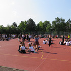 Schülergruppe auf dem Hartplatz des Schönebürgstadions