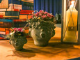 Blumendeko auf der Bühne - das Bild wird mit Klick vergrößert