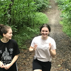 zwei Läuferinnen beim Waldsprint