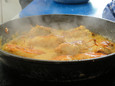 gefülltes Stubenküken in Currysoße beim Garen - das Bild wird mit Klick vergrößert