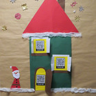 13.12.: Weihnachtliches Haus mit QR-Codes zum Scannen in den Fenstern_3BKSPiT1