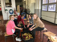 Schülergruppe beim Äpfel waschen - das Bild wird mit Klick vergrößert