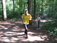 Herr Seibold beim Spurt im Wald - das Bild wird mit Klick vergrößert