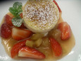 Dessert: Limetten-Joghurt-Parfait auf Rhabarber-Erdbeer-Kompott