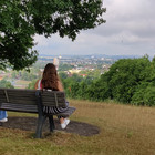 zwei Schülerinnen genießen den Blick auf Crailsheim