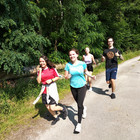 Lachende Schülergruppe auf der Laufstrecke - das Bild wird mit Klick vergrößert