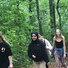 Schülerinnen beim Waldmarsch