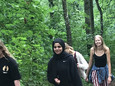 Schülerinnen beim Waldmarsch - das Bild wird mit Klick vergrößert